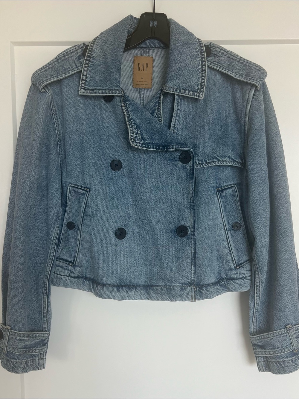 GAP Cropped Double-Breasted Denim Jacket
Light Wash, Size Medium